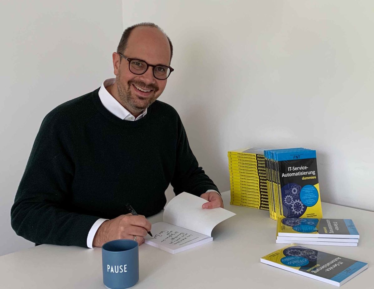 Büch, Patrick_Hauptautor_beim Signieren