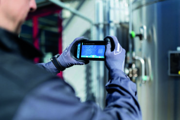 Mit einem großen 12,7 cm (5") Display und leistungsstarken Features, guter Ergonomie und einem optimierten Zubehörkonzept ist das komplett neu entwickelte Smart-Ex® 02 das fortschrittlichste explosionsgeschützte Smartphone für die Zone 1/21 und Div. 1 (CR: ecom)